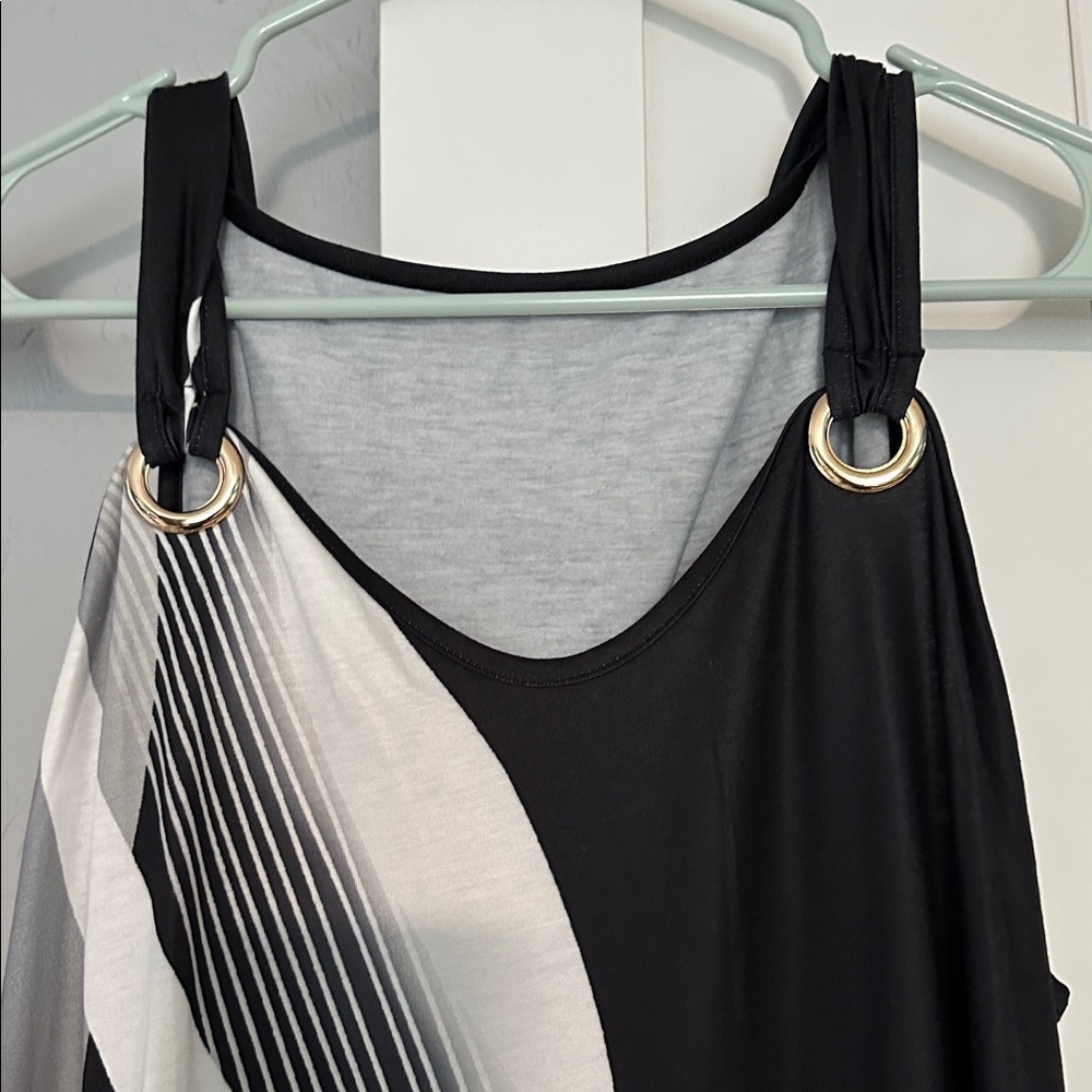 Black and White Sleeveless Dress - Picture 2 of 4